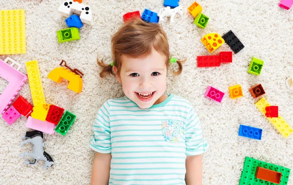 Niño feliz riendo y jugando con el constructor de juguetes —  Fotos de Stock