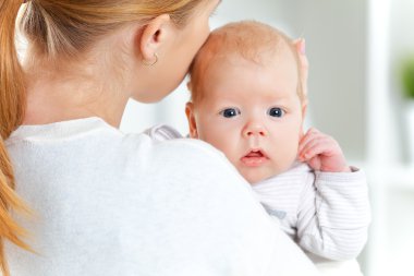 Yeni doğan bebek anne kucaklama