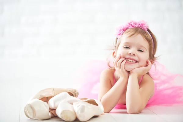 Niña pequeña sueña con convertirse en bailarina con zapato de ballet —  Fotos de Stock