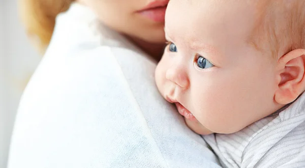 Bebê recém-nascido no abraço da mãe — Fotografia de Stock