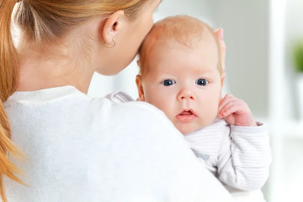 Pasgeboren baby in omhelzing van moeder — Stockfoto