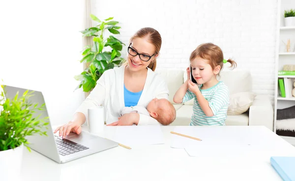 Madre di affari lavora a casa via Internet con il loro bambino — Foto Stock