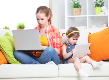 Anne ve çocuk bilgisayar ve evde, tablet ile göre 
