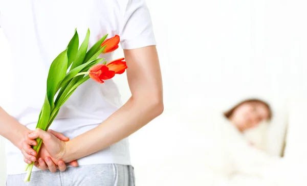 Mann bereitete Freundin ein Überraschungsgeschenk mit Blumen — Stockfoto