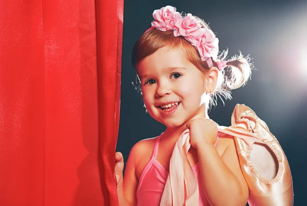 Küçük kız balerin bale dansçısı kırmızı tarafı sahnelerde sahnede — Stok fotoğraf