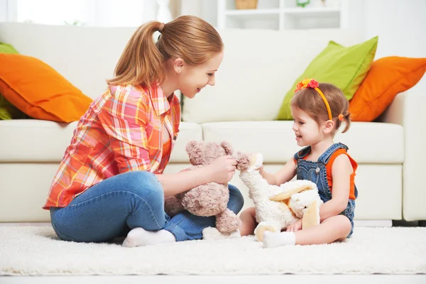 Feliz familia madre e hija niña jugando con juguete Ted —  Fotos de Stock