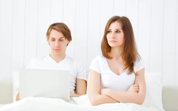 Familie conflict. man speelt computerspelletjes, Internet dependen — Stockfoto