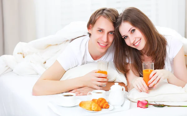 Liebespaar frühstückt im Bett — Stockfoto