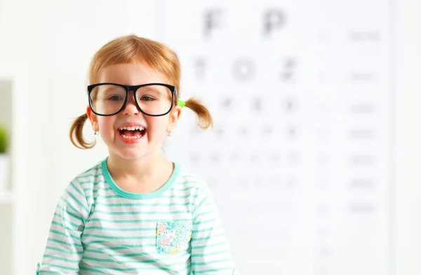 视力测试的概念。儿童女孩与眼镜 — 图库照片