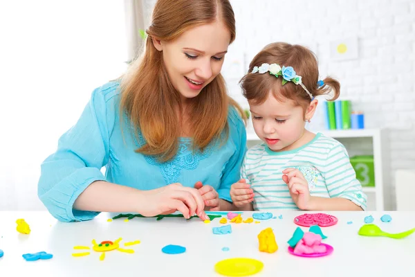 Child with his mother sculpts from clay — Stock Photo, Image