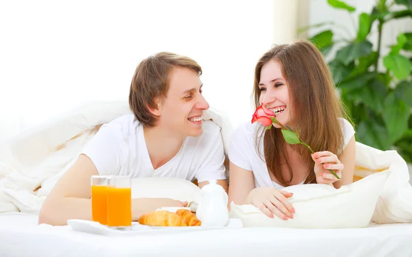 Liebespaar frühstückt im Bett — Stockfoto