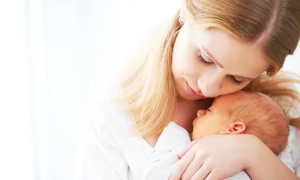 Bebê recém-nascido em terno abraço da mãe — Fotografia de Stock