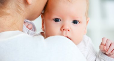 Yeni doğan bebek anne kucaklama