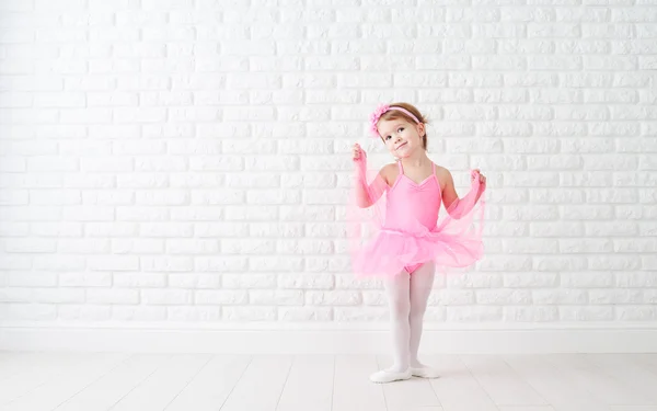 Lilla barn tjej drömmer om passande ballerina — Stockfoto