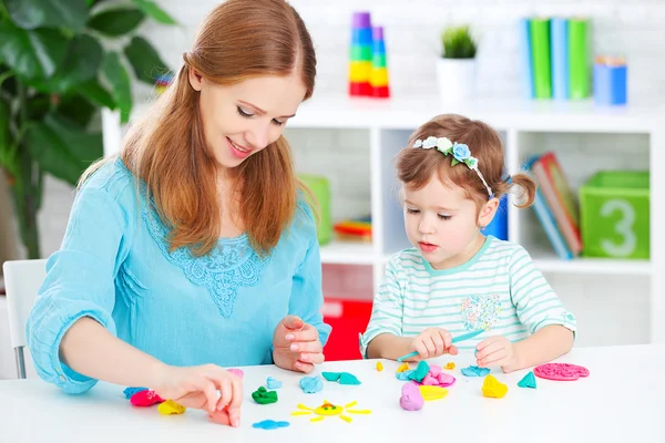 Bambino con sua madre scolpisce da argilla — Foto Stock