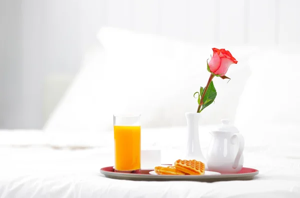 Romantisch ontbijt op bed — Stockfoto