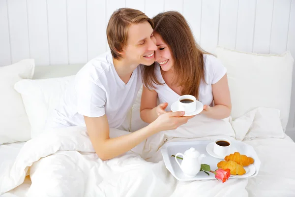 Любящая пара завтракает в постели — стоковое фото