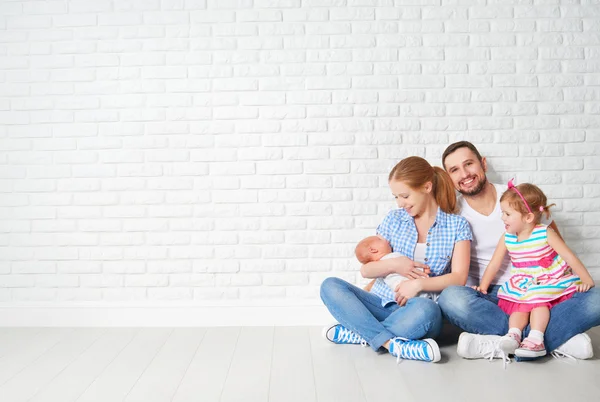 Happy family father mother and children at empty wall — Stock Photo, Image