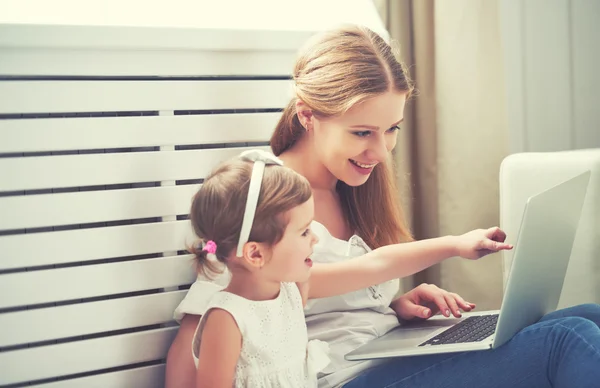 Familie moeder en kind met laptop Rechtenvrije Stockfoto's