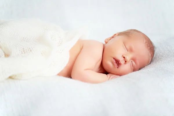 Søte nyfødte barn sover – stockfoto