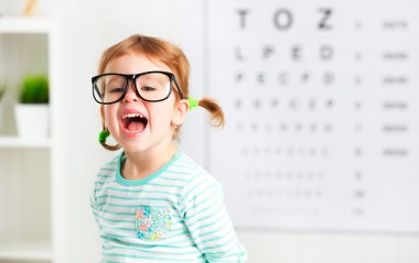 Konsept görme testleri. gözlük ile kız çocuk
