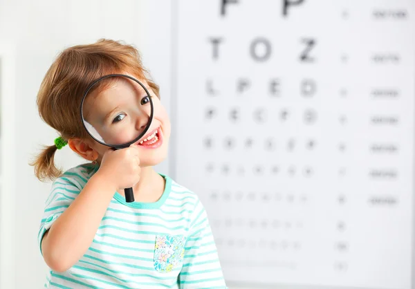 视力测试的概念。儿童女孩用放大镜 — 图库照片