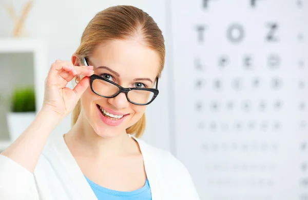 Verificación de la vista. mujer en gafas al médico oftalmólogo óptico —  Fotos de Stock