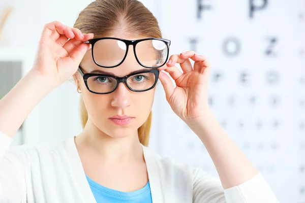 Проверка зрения. женщина выбрать очки у врача офтальмолога о — стоковое фото