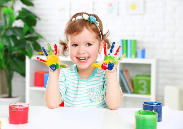 Renkli boya mutlu çocuk kız elinde — Stok fotoğraf