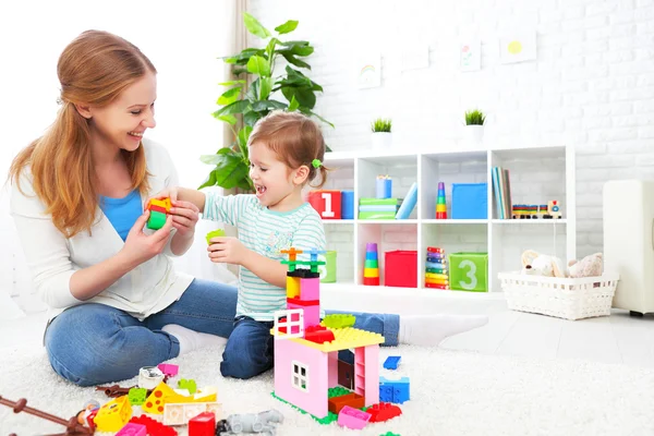 Mutter und Kind spielen, bauen vom Bauunternehmer — Stockfoto