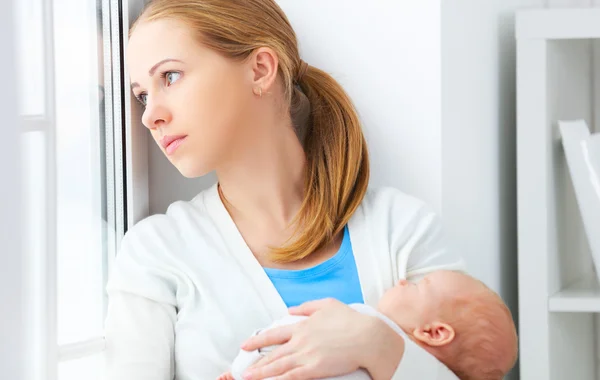 Pasgeboren baby in inschrijving omhelzing van moeder — Stockfoto