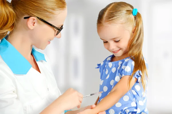 Médico un pediatra hace niño vacunado — Foto de Stock