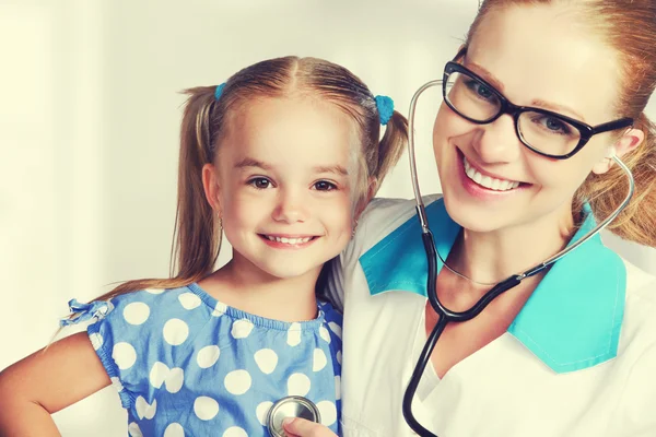 Médico pediatra y paciente infantil — Foto de Stock