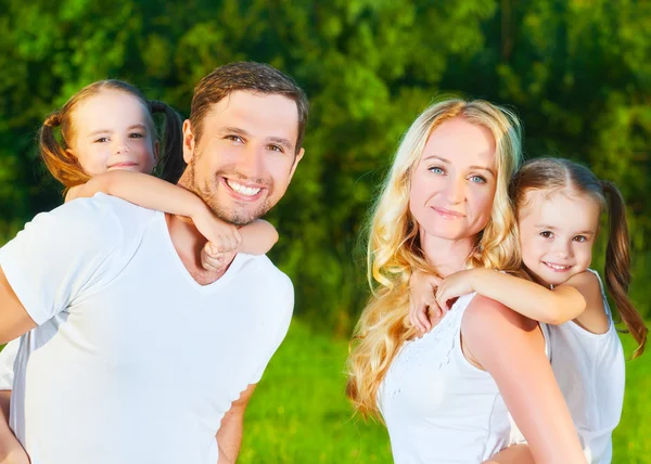 Szczęśliwą rodzinę na charakter lato, matka, ojciec i dzieci tw — Zdjęcie stockowe