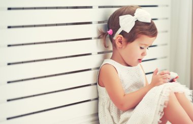 çocuk telefon smartphone ile küçük kız