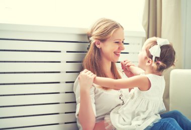 Mutlu sevgi dolu aile. Anne ve çocuk oynamak, öpüşme ve hugg