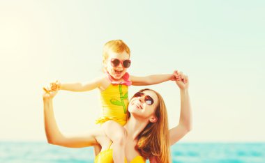 Sahilde mutlu bir aile. Anne ve çocuk kızı  