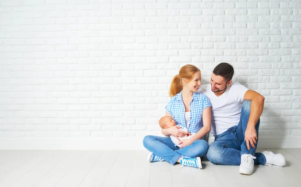 Mãe família feliz, pai de um bebê recém-nascido no chão perto de blan — Fotografia de Stock