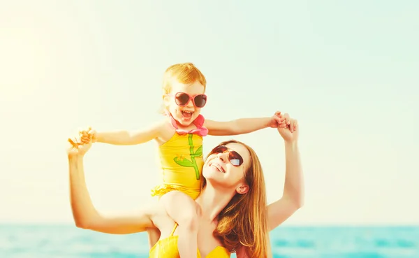 Gelukkige familie op het strand. moeder en kind dochter — Stockfoto