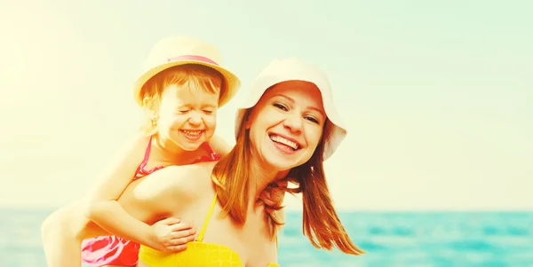 Familia feliz en la playa. madre e hija hija —  Fotos de Stock