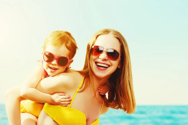 Gelukkige familie op het strand. moeder en kind dochter — Stockfoto