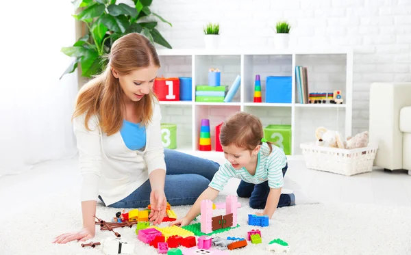 Madre e hija jugando, construir a partir de constructor —  Fotos de Stock