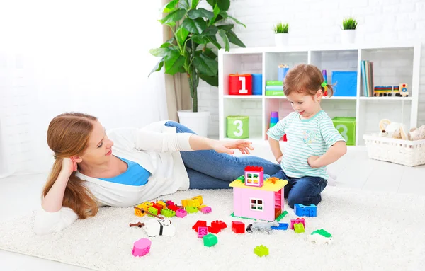 Moeder en kind dochter spelen, bouwen van constructor — Stockfoto