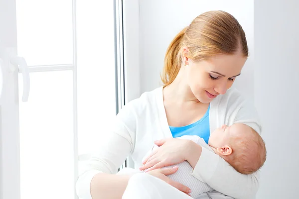 Pasgeboren baby in inschrijving omhelzing van moeder — Stockfoto