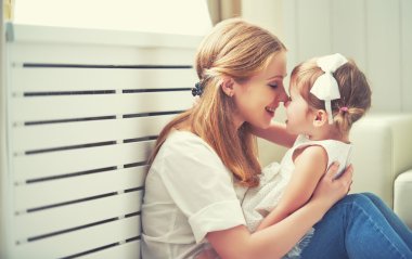 Mutlu sevgi dolu aile. Anne ve çocuk oynamak, öpüşme ve hugg