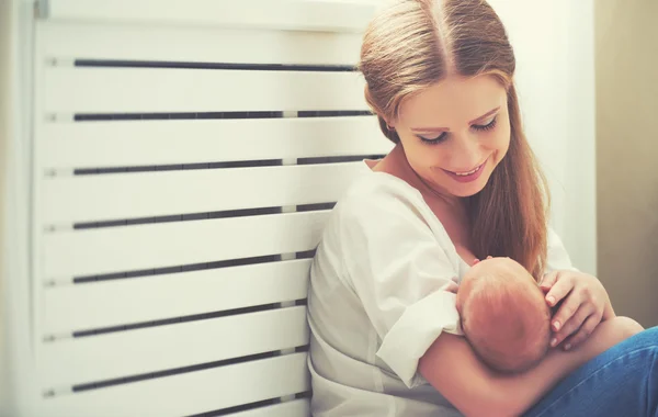 Lykkelig familie. mor omfavner nyfødte baby - Stock-foto