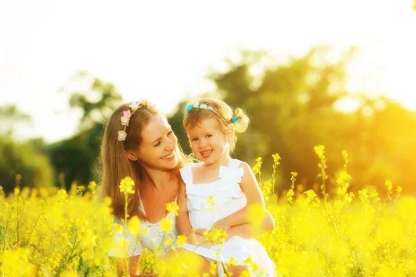 Famille heureuse dans la prairie d'été, mère embrasser petite fille ch — Photo