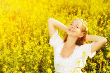 Mutlu kadının yaz çayır sarı çiçek