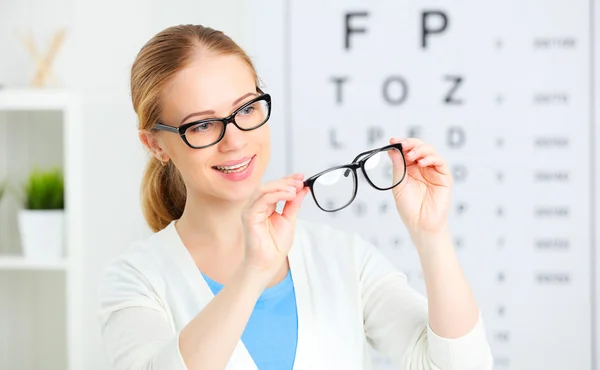 Проверка зрения. женщина выбрать очки у врача офтальмолога о — стоковое фото