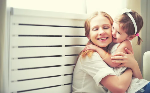 Glückliche liebende Familie. Mutter und Kind spielen, küssen und umarmen — Stockfoto